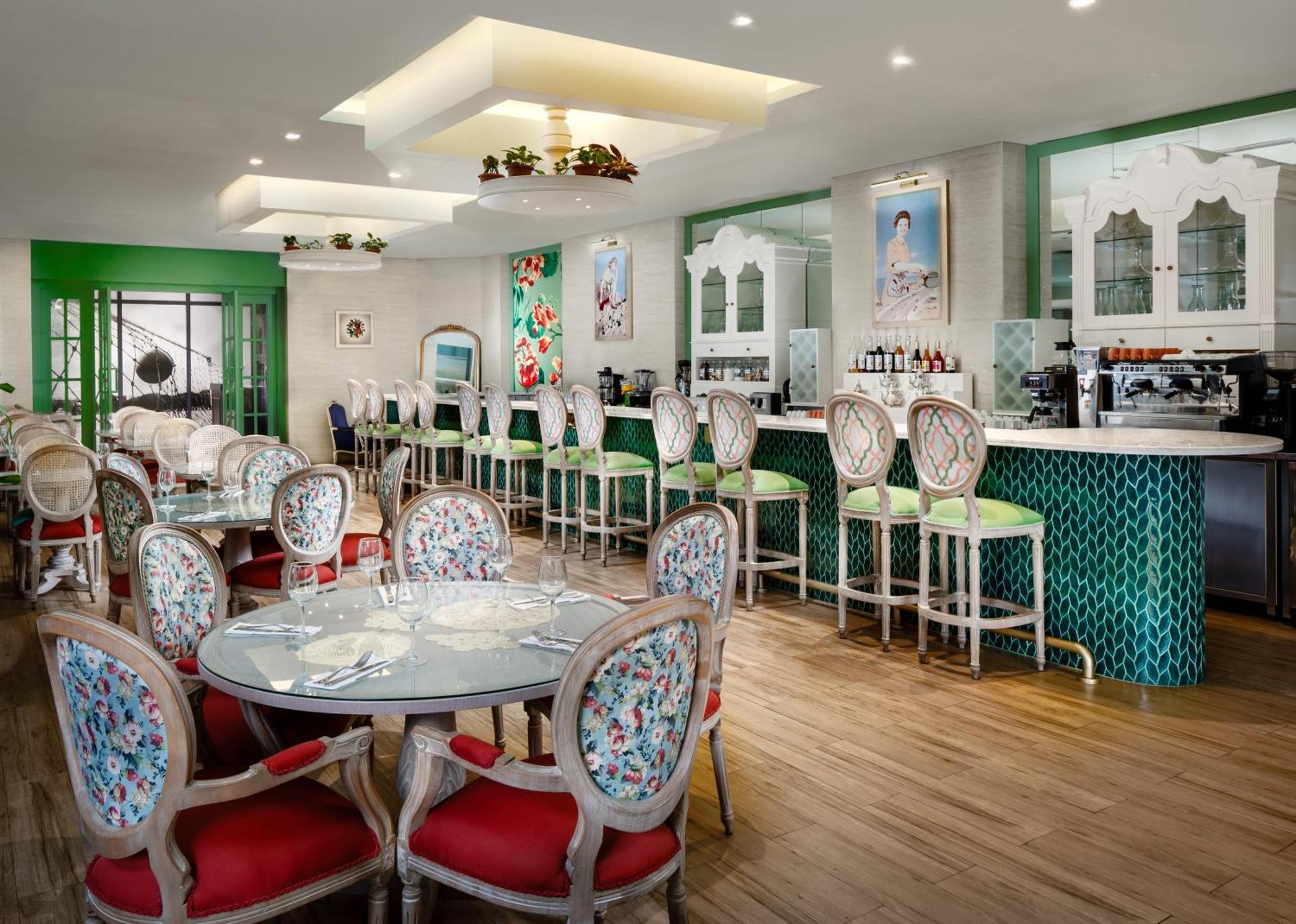 Millennium Place Ad Dawhah Esterno foto The interior of the restaurant