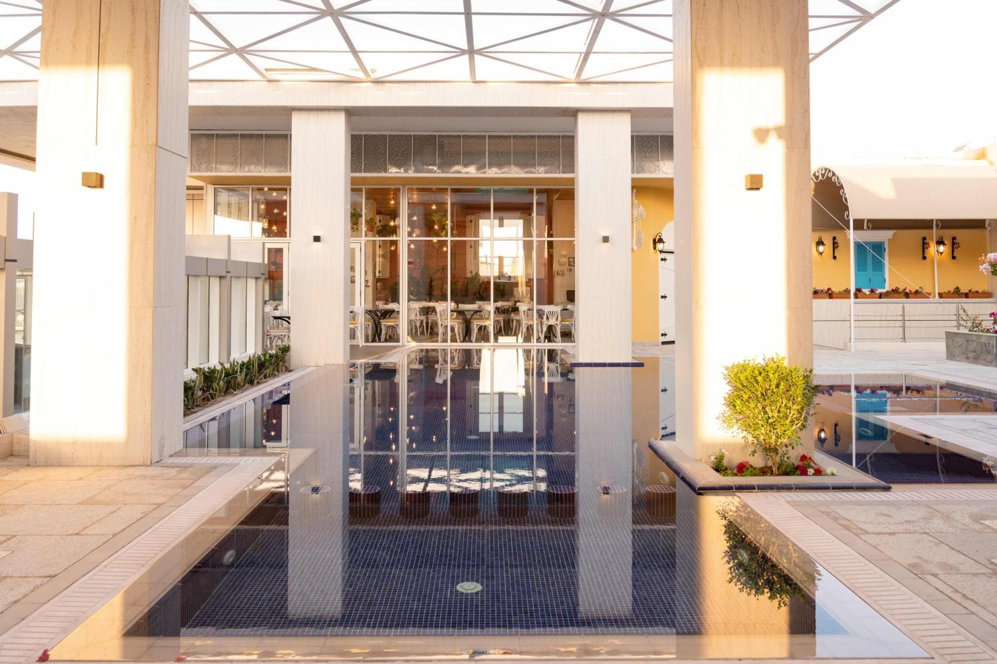 Millennium Place Ad Dawhah Esterno foto The fountain at the entrance of the hotel