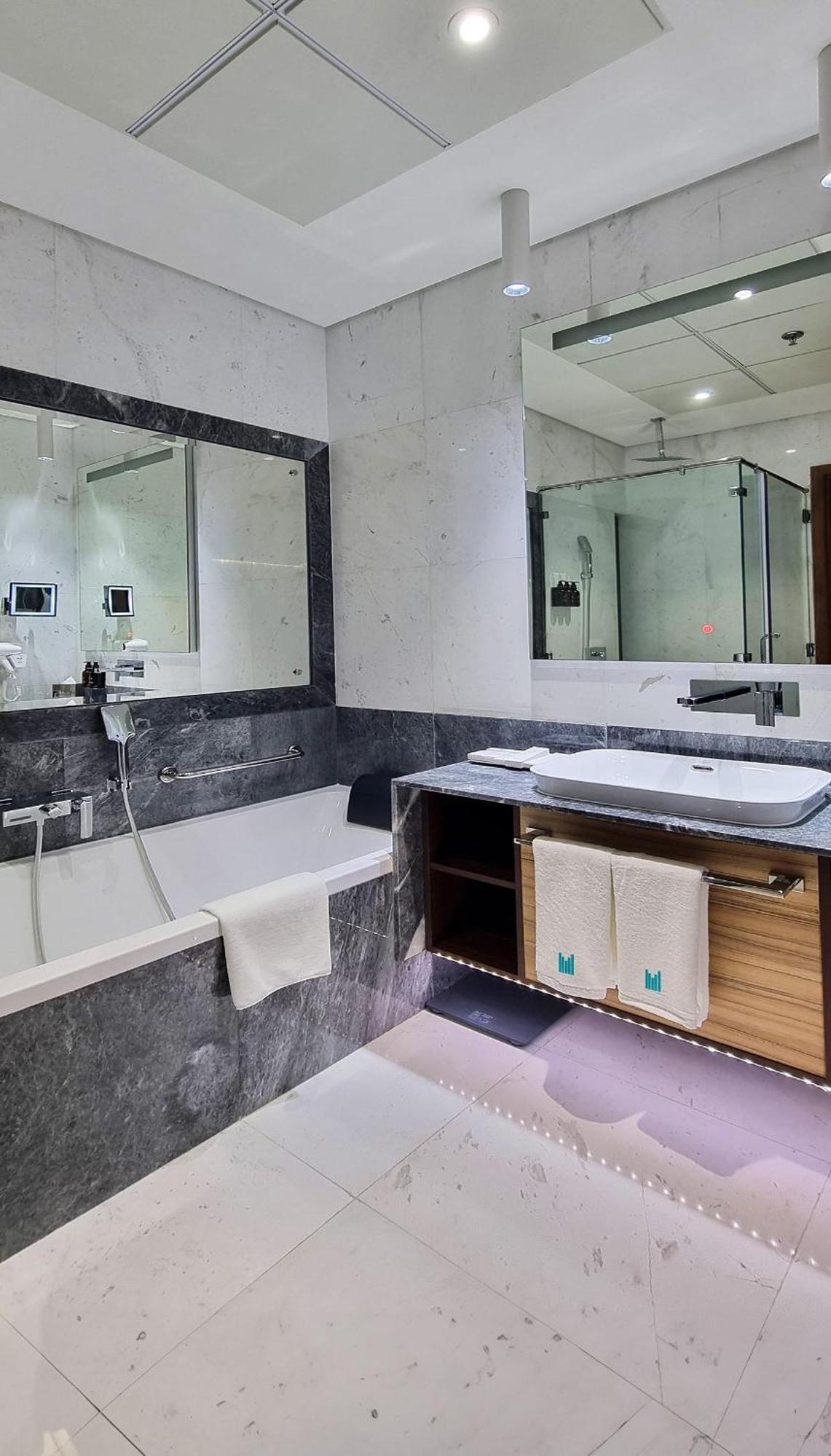 Millennium Place Ad Dawhah Esterno foto Bathroom